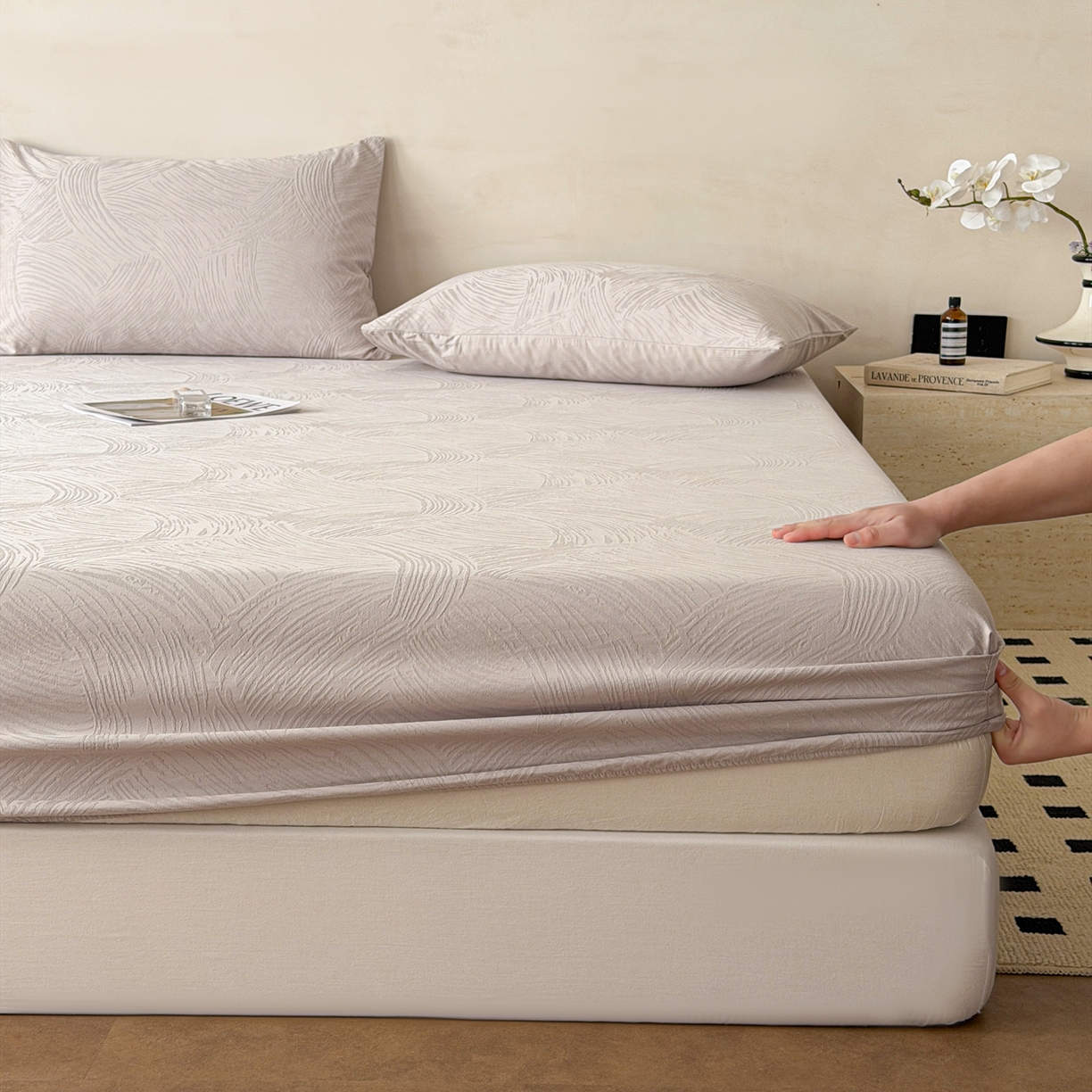 91家纺网 家纺一手货源 找家纺 眠博士 2026新款60S水洗立体提花床笠-场景二 床笠-月岛弥生-灰