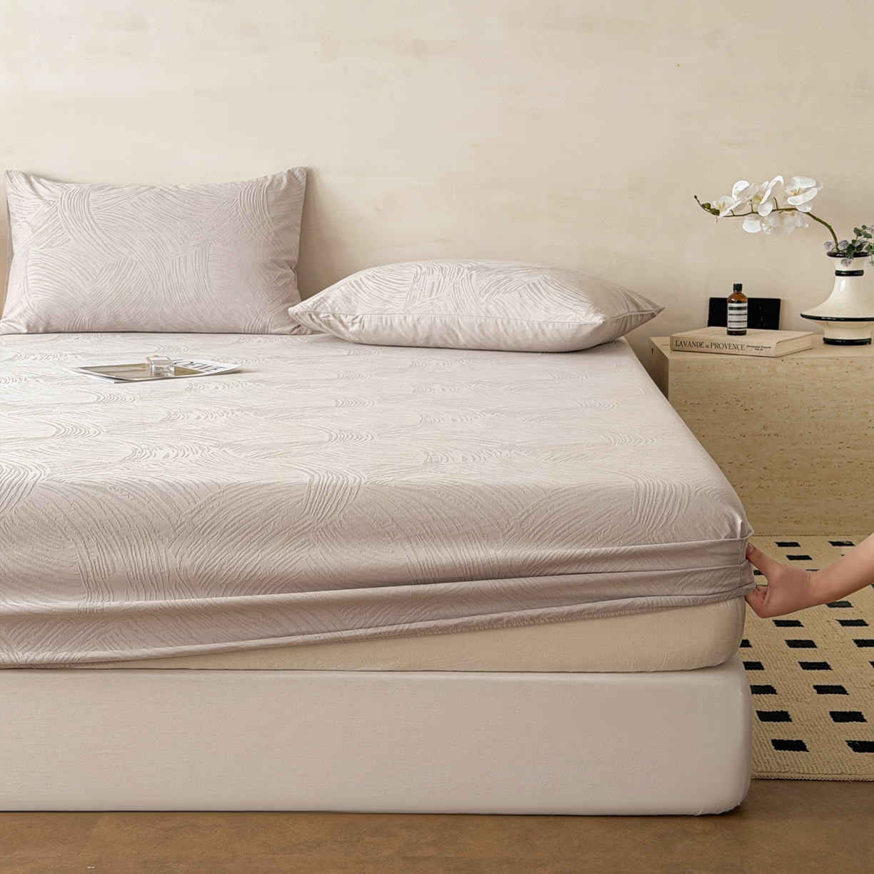 91家纺网 家纺一手货源 找家纺 眠博士 2026新款60S水洗立体提花床笠-场景二 床笠-月岛弥生-灰