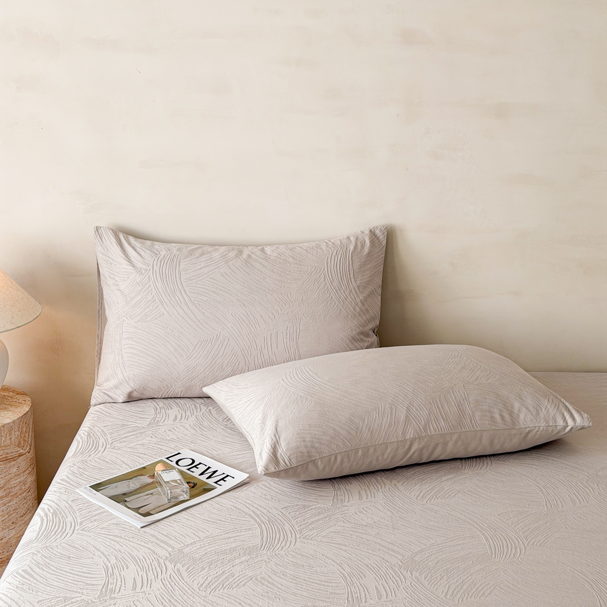 91家纺网 家纺一手货源 找家纺 眠博士 2026新款60S水洗立体提花床笠-场景二 床笠-月岛弥生-灰