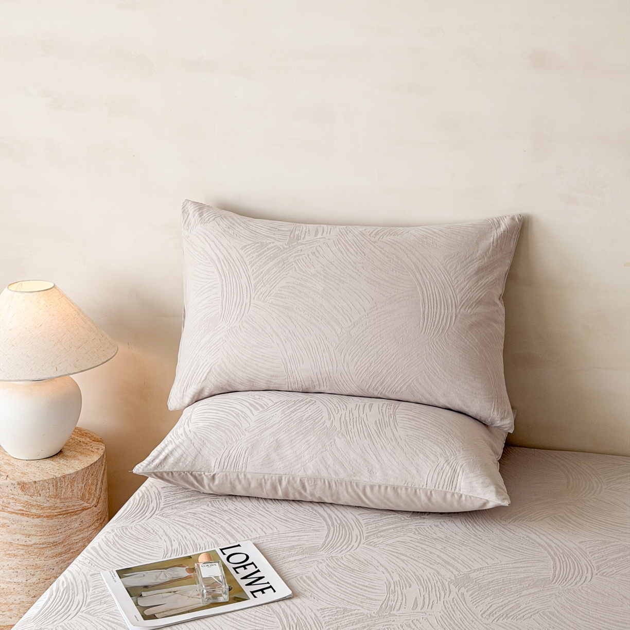 91家纺网 家纺一手货源 找家纺 眠博士 2026新款60S水洗立体提花床笠-场景二 床笠-月岛弥生-灰