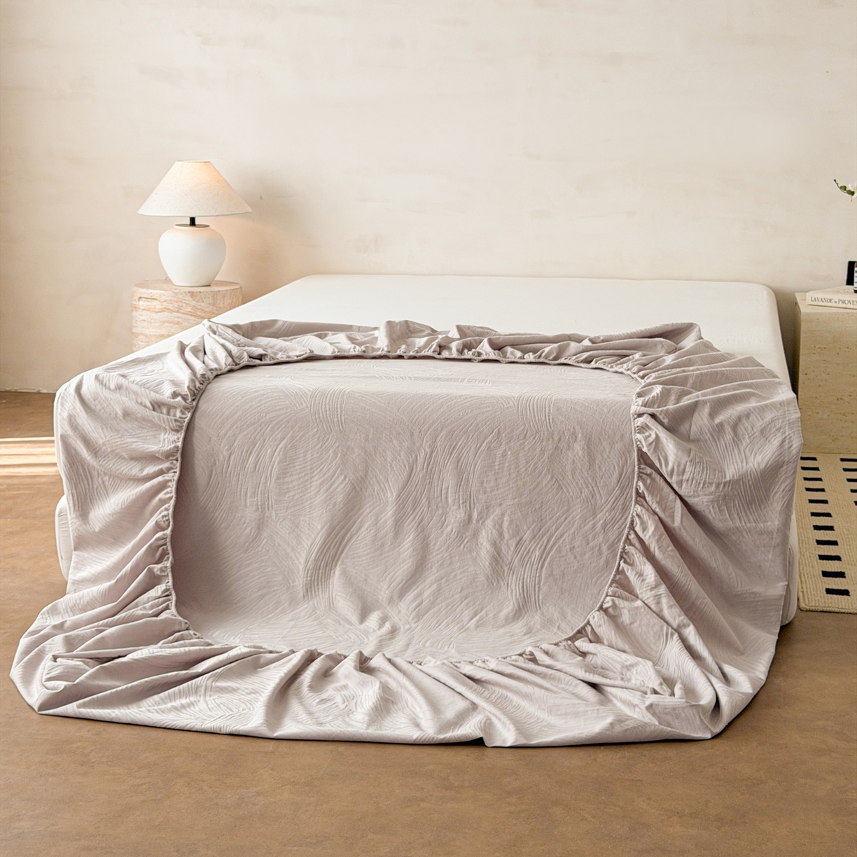 91家纺网 家纺一手货源 找家纺 眠博士 2026新款60S水洗立体提花床笠-场景二 床笠-月岛弥生-灰