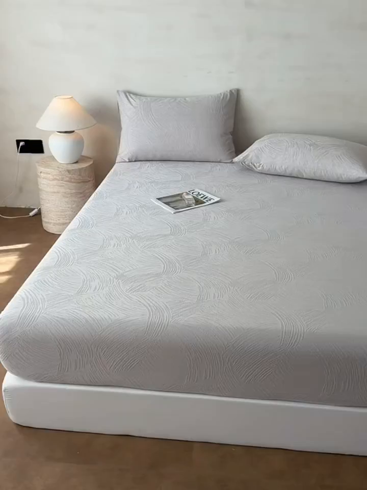 91家纺网 家纺一手货源 找家纺 眠博士 2026新款60S水洗立体提花床笠-场景二 床笠-月岛弥生-灰