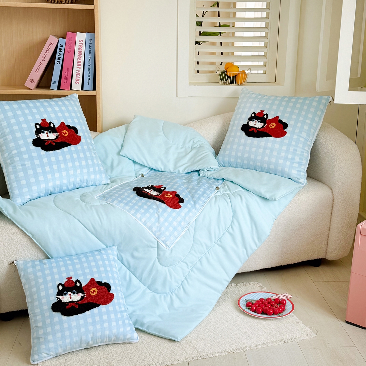 91家纺网 家纺一手货源 找家纺 番茄+ 2026新款ins风卡通毛巾绣抱枕被 红帽小黑猫