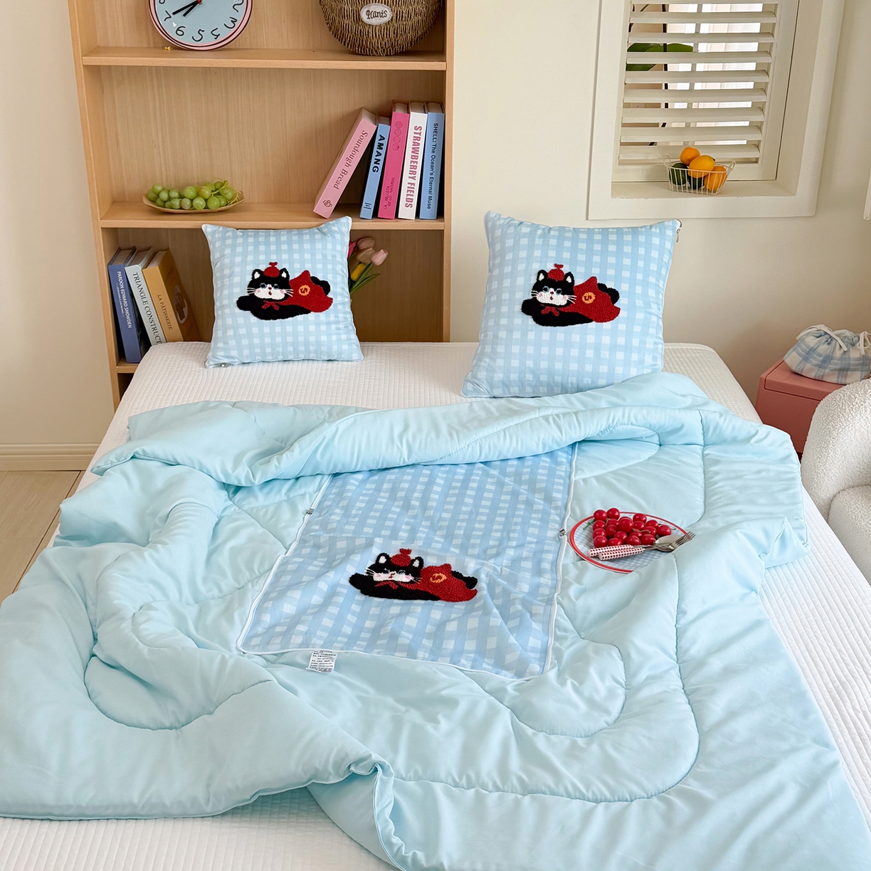 91家纺网 家纺一手货源 找家纺 番茄+ 2026新款ins风卡通毛巾绣抱枕被 红帽小黑猫