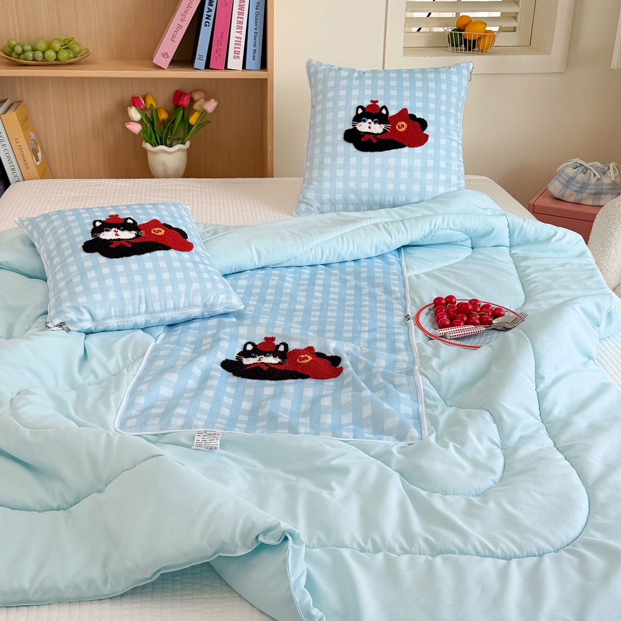 91家纺网 家纺一手货源 找家纺 番茄+ 2026新款ins风卡通毛巾绣抱枕被 红帽小黑猫