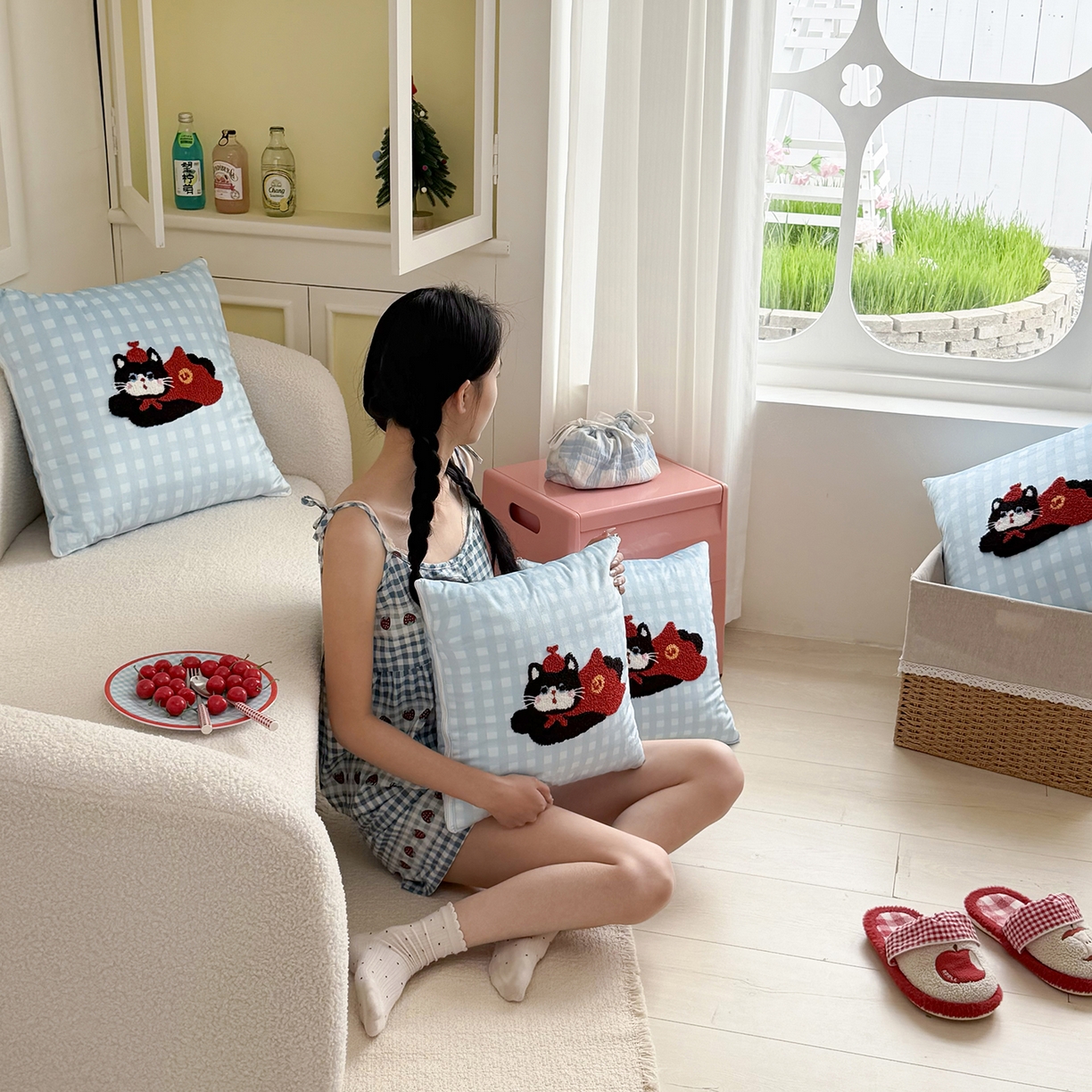 91家纺网 家纺一手货源 找家纺 番茄+ 2026新款ins风卡通毛巾绣抱枕被 红帽小黑猫