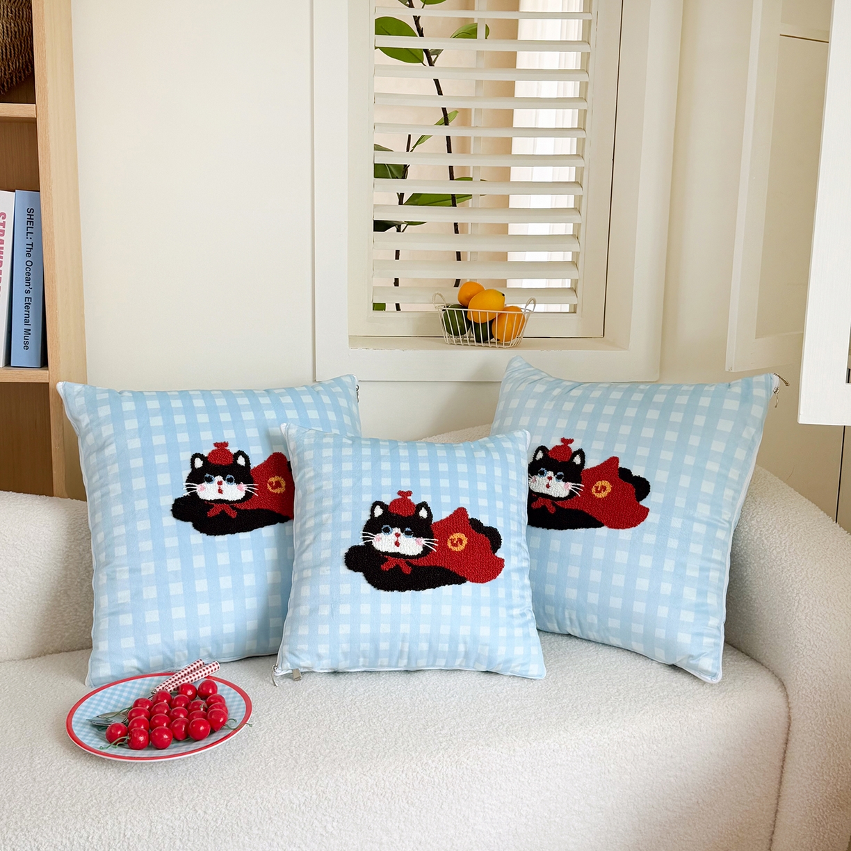 91家纺网 家纺一手货源 找家纺 番茄+ 2026新款ins风卡通毛巾绣抱枕被 红帽小黑猫