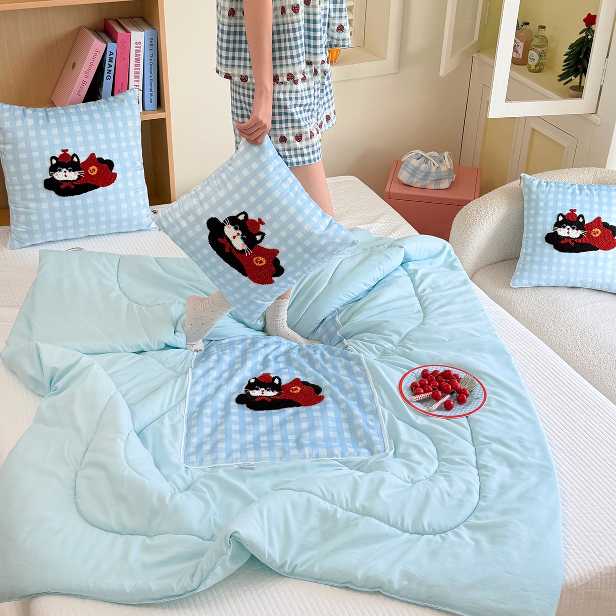 91家纺网 家纺一手货源 找家纺 番茄+ 2026新款ins风卡通毛巾绣抱枕被 红帽小黑猫