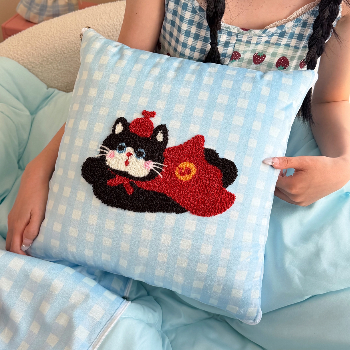 91家纺网 家纺一手货源 找家纺 番茄+ 2026新款ins风卡通毛巾绣抱枕被 红帽小黑猫