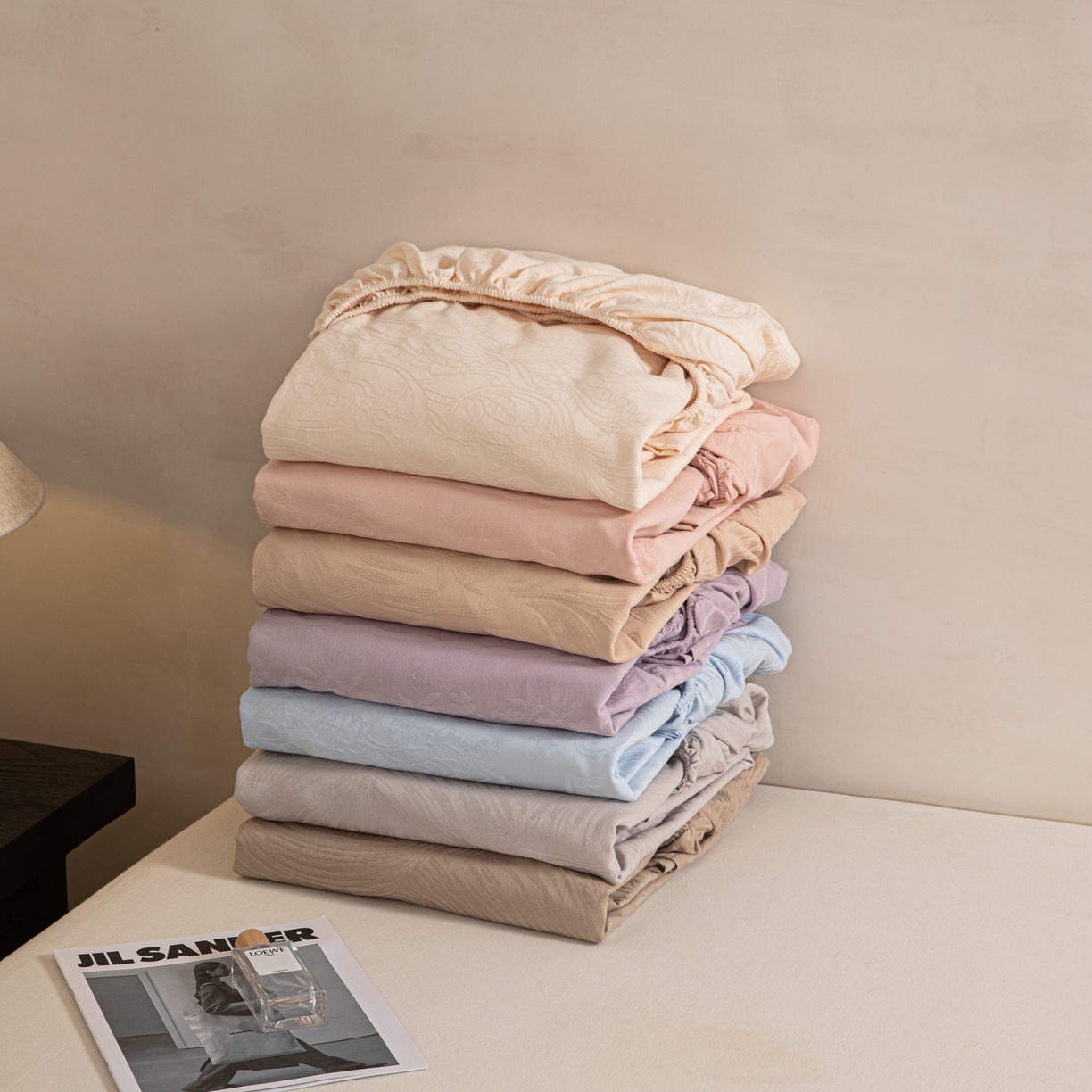 91家纺网 家纺一手货源 找家纺 眠博士 2026新款60S水洗立体提花床笠-场景二 叠拍图