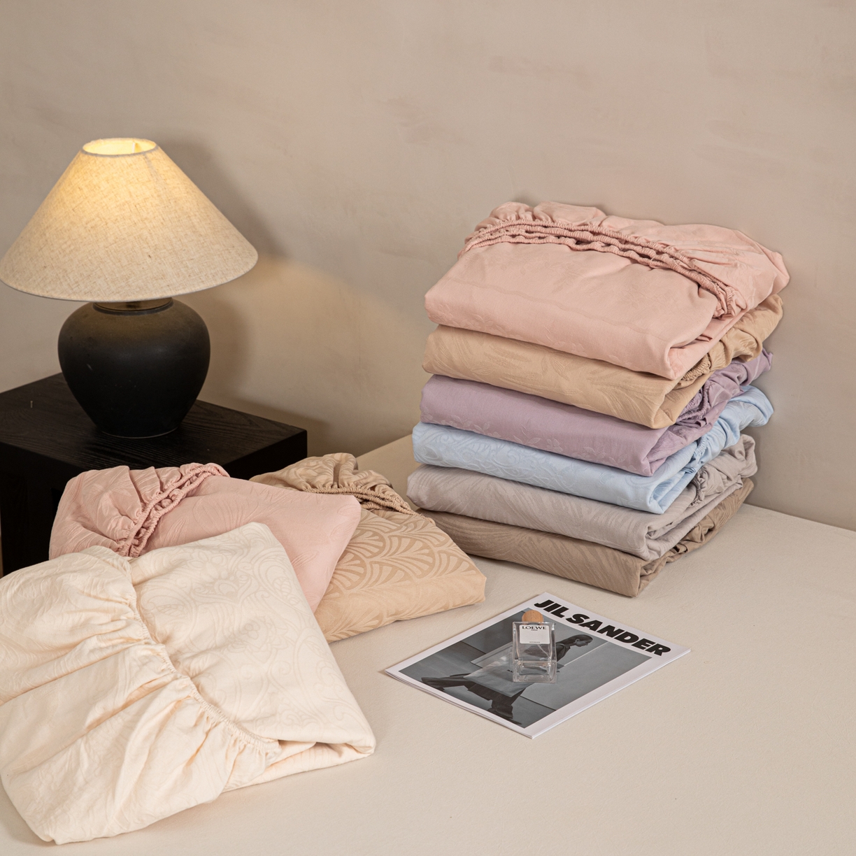 91家纺网 家纺一手货源 找家纺 眠博士 2026新款60S水洗立体提花床笠-场景二 叠拍图