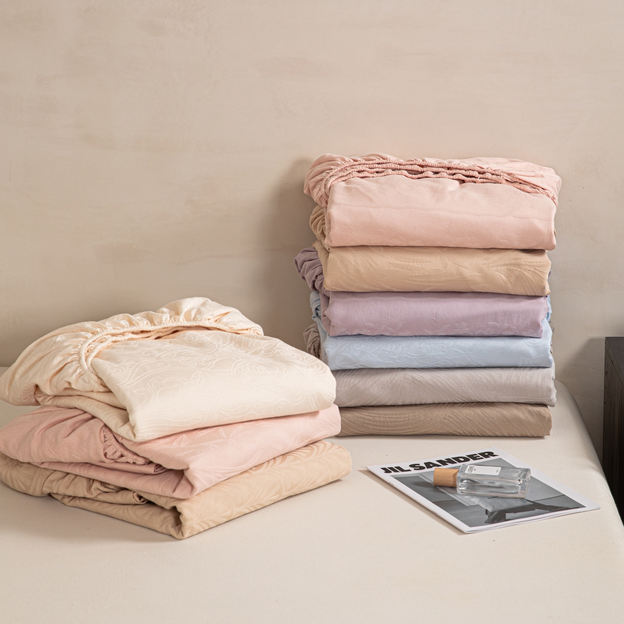 91家纺网 家纺一手货源 找家纺 眠博士 2026新款60S水洗立体提花床笠-场景二 叠拍图