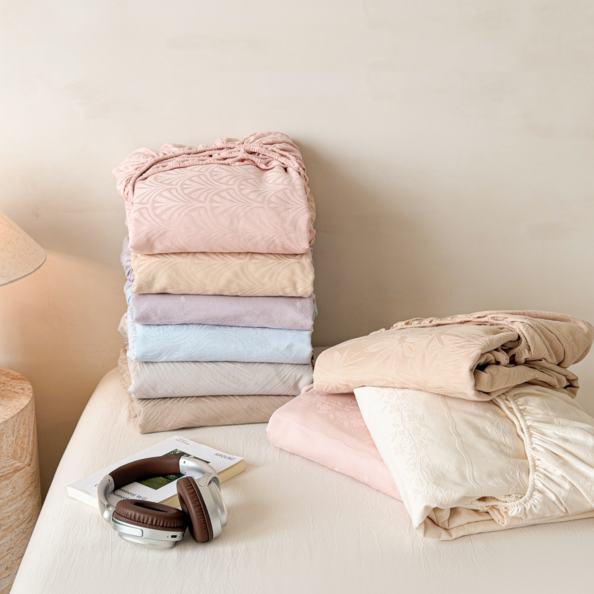 91家纺网 家纺一手货源 找家纺 眠博士 2026新款60S水洗立体提花床笠-场景二 叠拍图