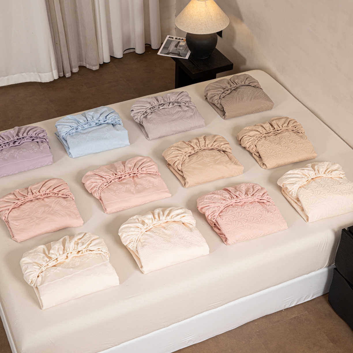 91家纺网 家纺一手货源 找家纺 眠博士 2026新款60S水洗立体提花床笠-场景二 叠拍图