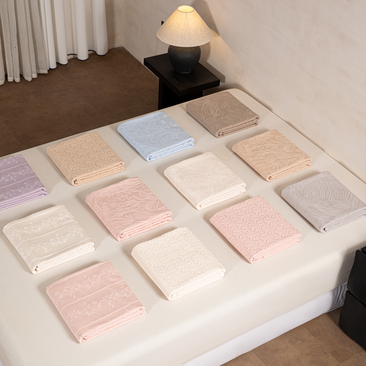 91家纺网 家纺一手货源 找家纺 眠博士 2026新款60S水洗立体提花床笠-场景二 叠拍图