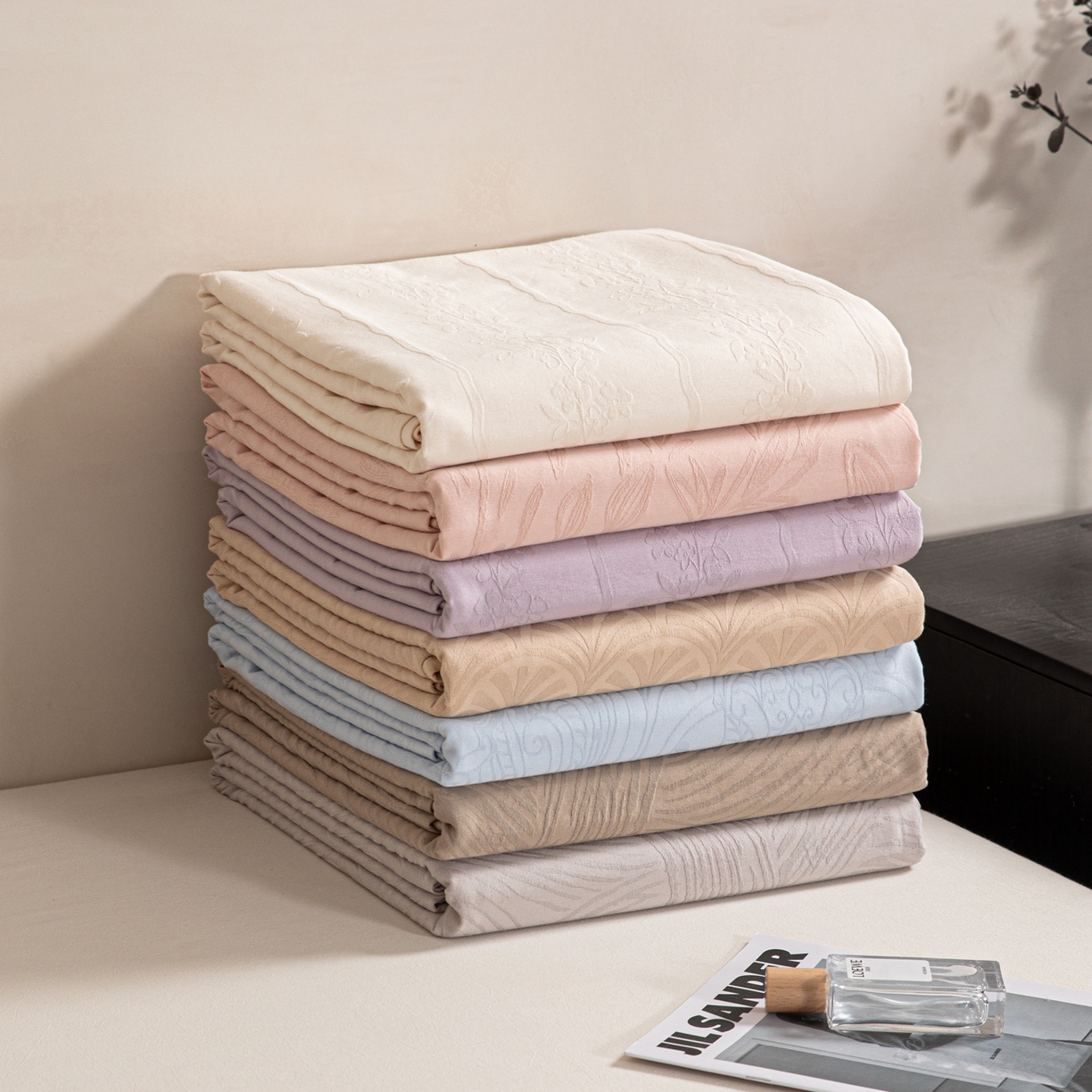 91家纺网 家纺一手货源 找家纺 眠博士 2026新款60S水洗立体提花床笠-场景二 叠拍图