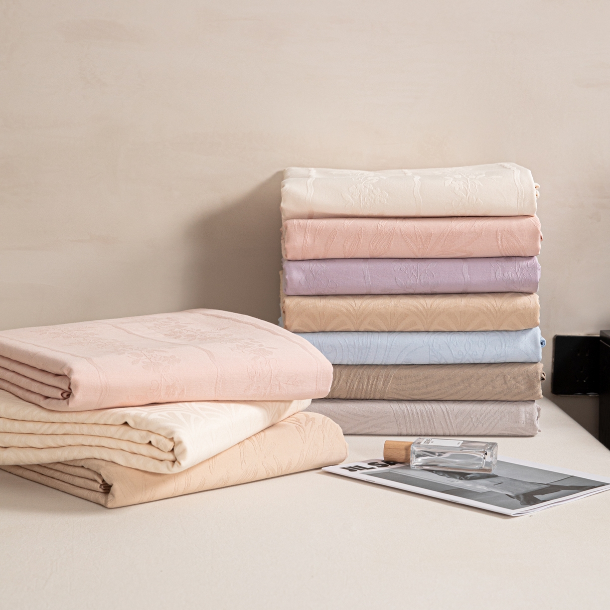 91家纺网 家纺一手货源 找家纺 眠博士 2026新款60S水洗立体提花床笠-场景二 叠拍图