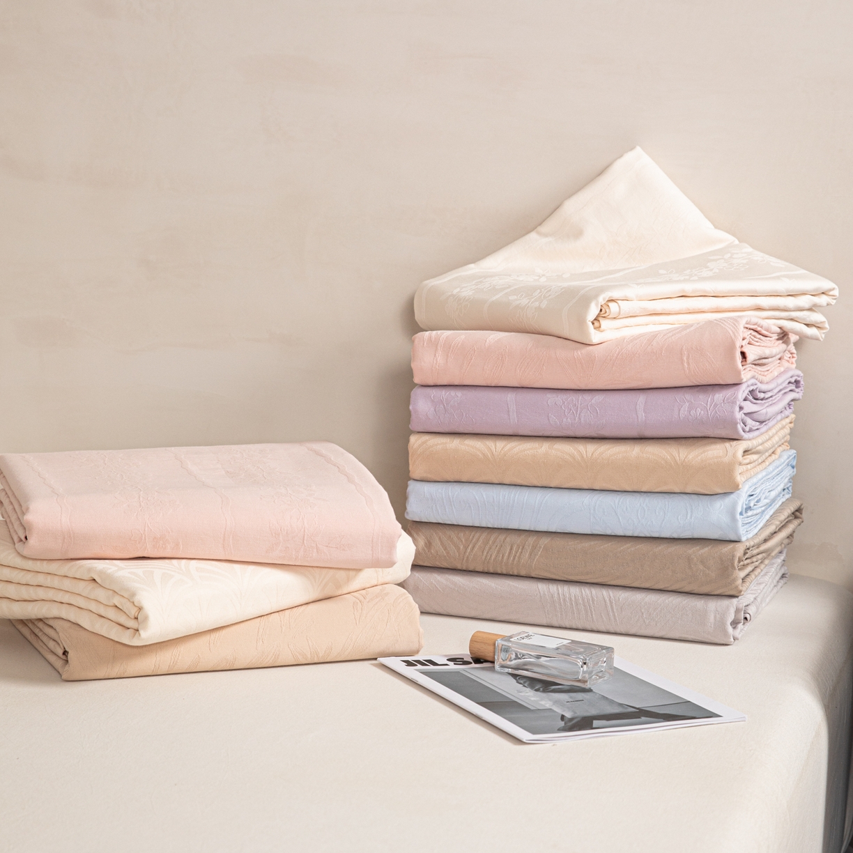 91家纺网 家纺一手货源 找家纺 眠博士 2026新款60S水洗立体提花床笠-场景二 叠拍图