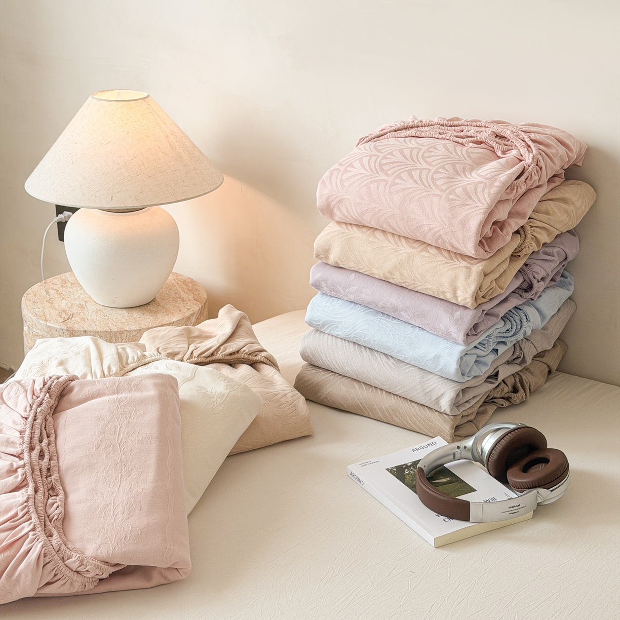 91家纺网 家纺一手货源 找家纺 眠博士 2026新款60S水洗立体提花床笠-场景二 叠拍图