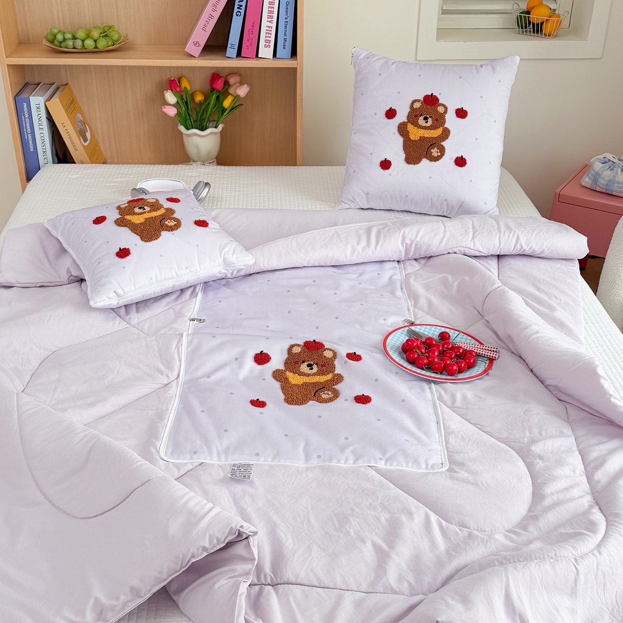 91家纺网 家纺一手货源 找家纺 番茄+ 2026新款ins风卡通毛巾绣抱枕被 苹果熊