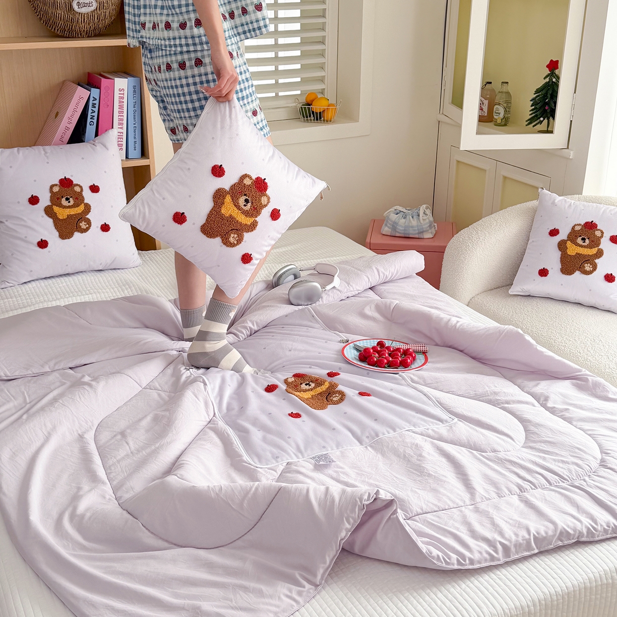 91家纺网 家纺一手货源 找家纺 番茄+ 2026新款ins风卡通毛巾绣抱枕被 苹果熊