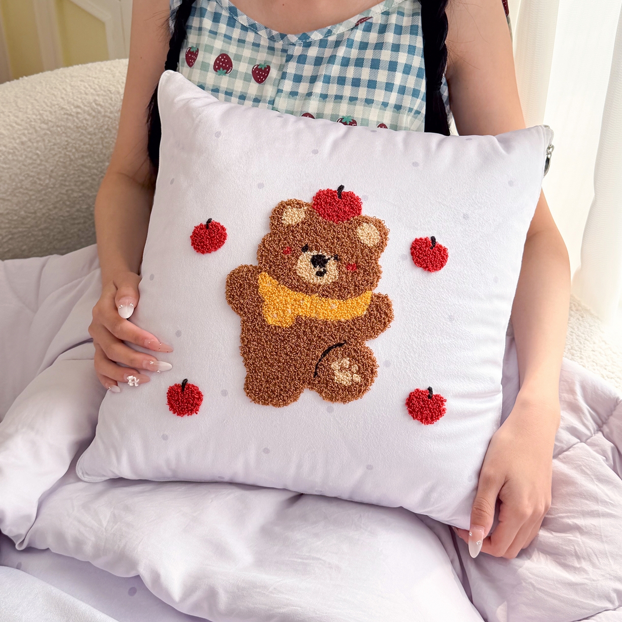 91家纺网 家纺一手货源 找家纺 番茄+ 2026新款ins风卡通毛巾绣抱枕被 苹果熊