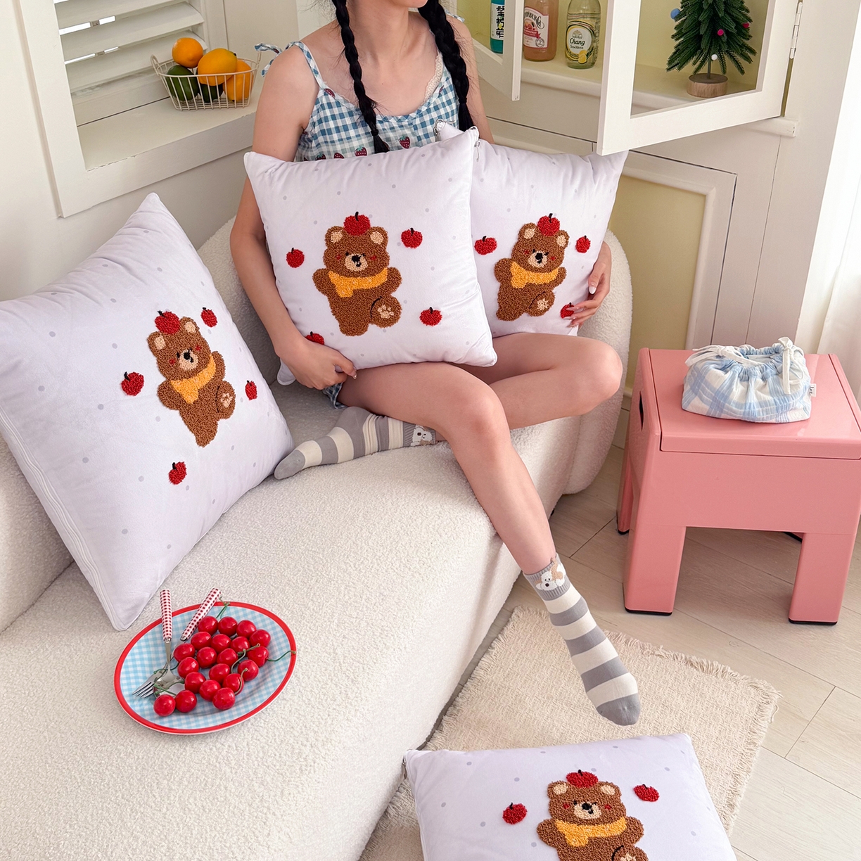 91家纺网 家纺一手货源 找家纺 番茄+ 2026新款ins风卡通毛巾绣抱枕被 苹果熊