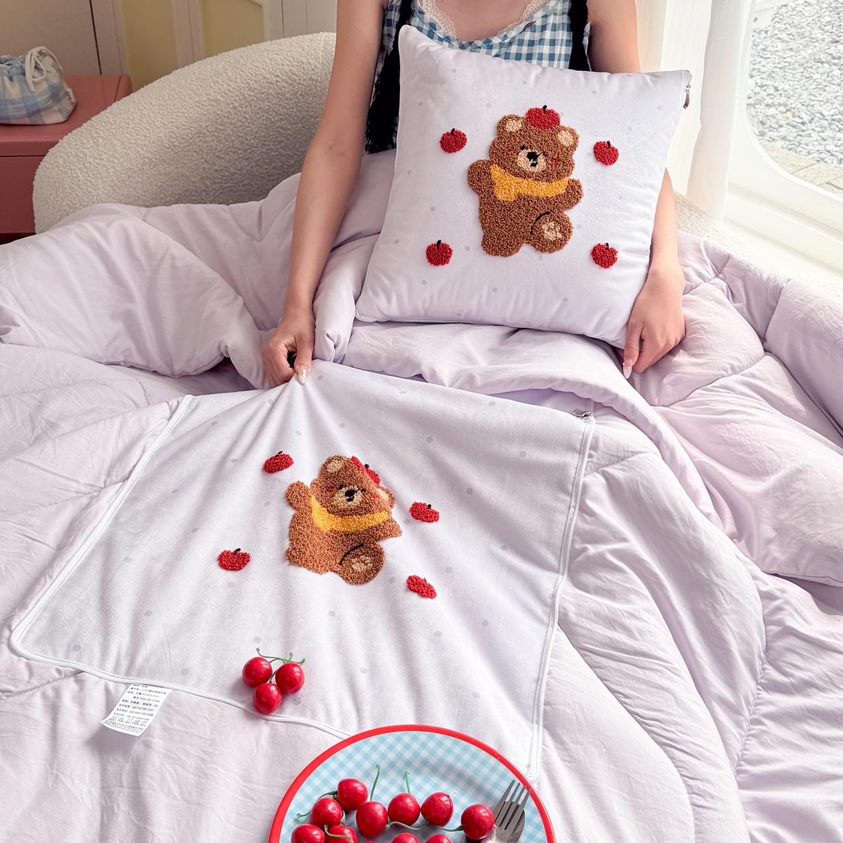 91家纺网 家纺一手货源 找家纺 番茄+ 2026新款ins风卡通毛巾绣抱枕被 苹果熊