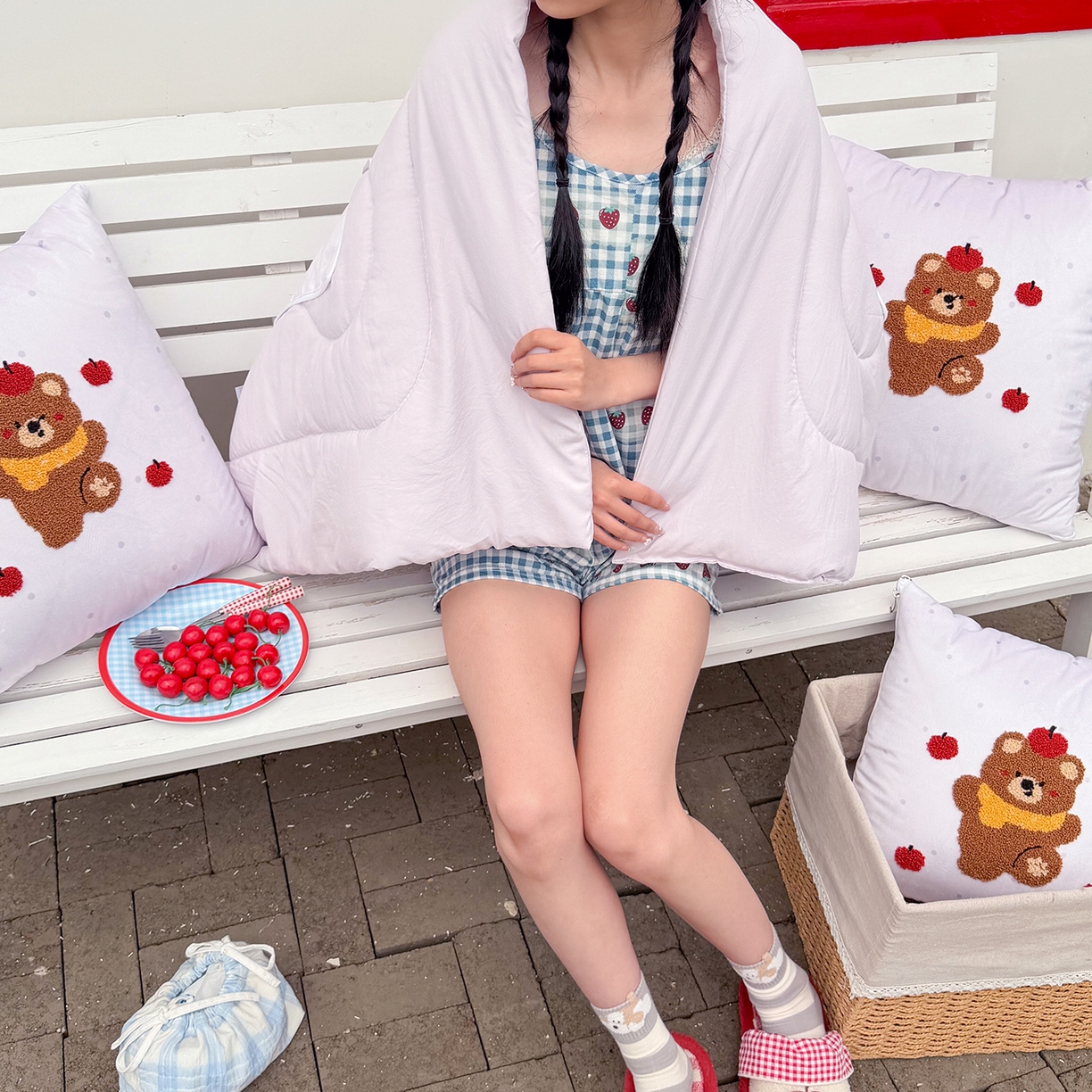 91家纺网 家纺一手货源 找家纺 番茄+ 2026新款ins风卡通毛巾绣抱枕被 苹果熊