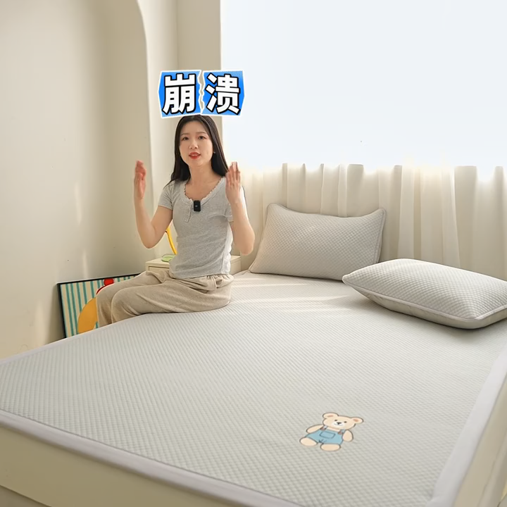 91家纺网 家纺一手货源 找家纺 （总）雯豆家纺 2026夏季新款绣花豆豆压花凉席三件套加厚三明治平铺席子纯色卡通凉席