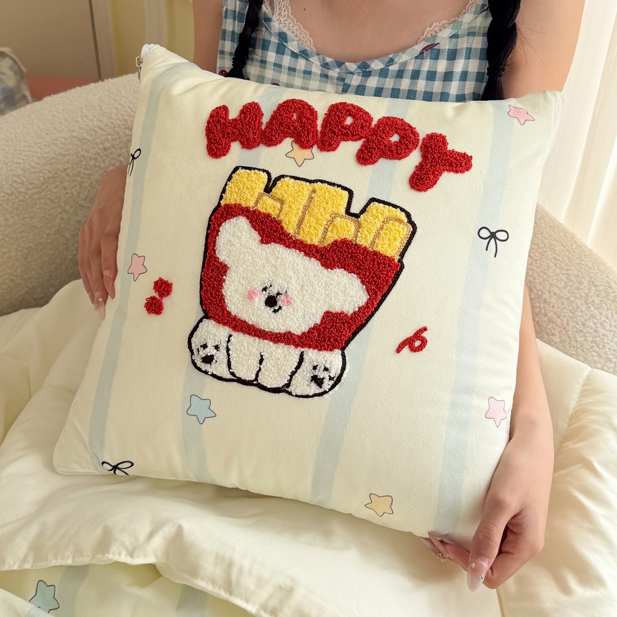 91家纺网 家纺一手货源 找家纺 番茄+ 2026新款ins风卡通毛巾绣抱枕被 薯条小狗