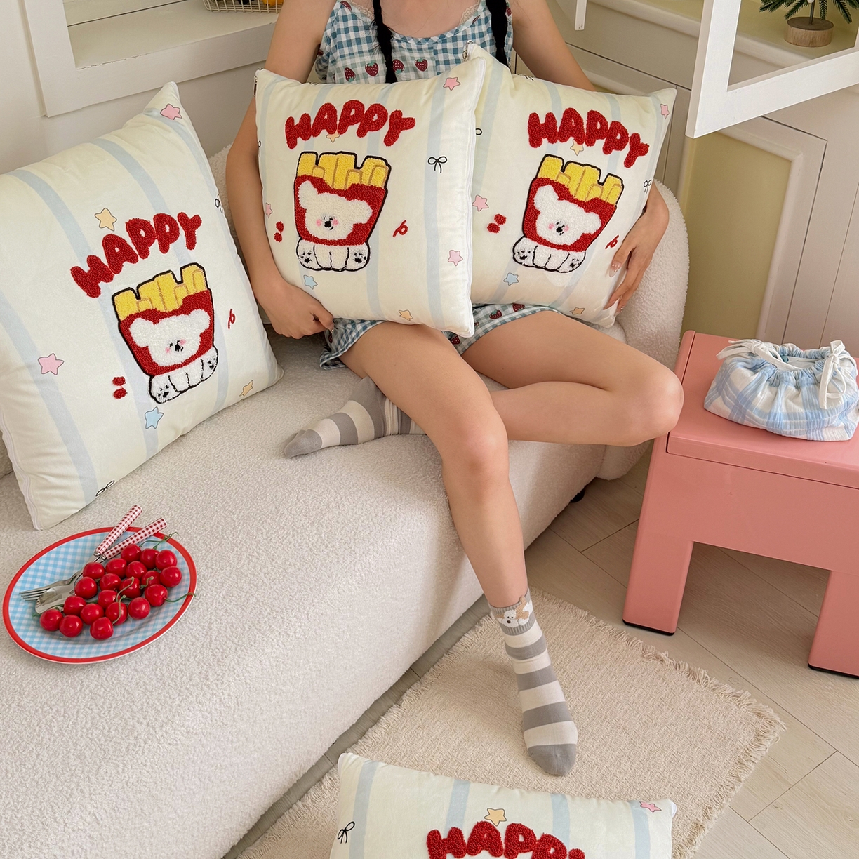 91家纺网 家纺一手货源 找家纺 番茄+ 2026新款ins风卡通毛巾绣抱枕被 薯条小狗