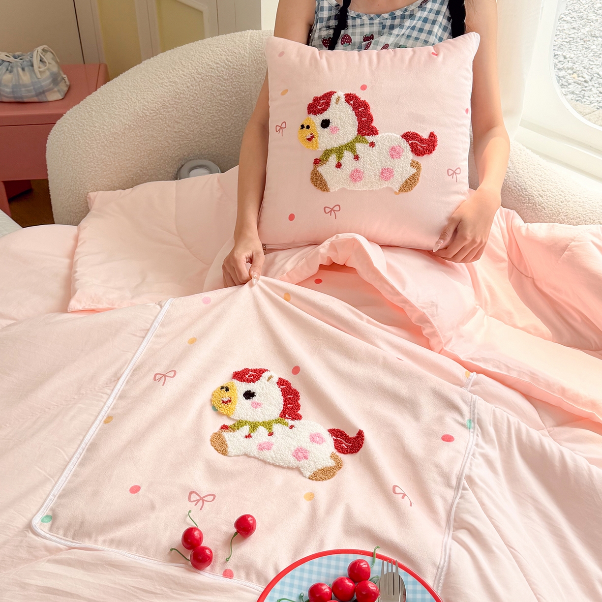 91家纺网 家纺一手货源 找家纺 番茄+ 2026新款ins风卡通毛巾绣抱枕被 甜系小马