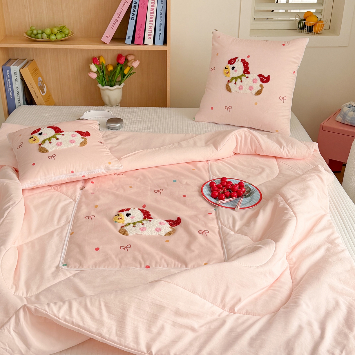 91家纺网 家纺一手货源 找家纺 番茄+ 2026新款ins风卡通毛巾绣抱枕被 甜系小马