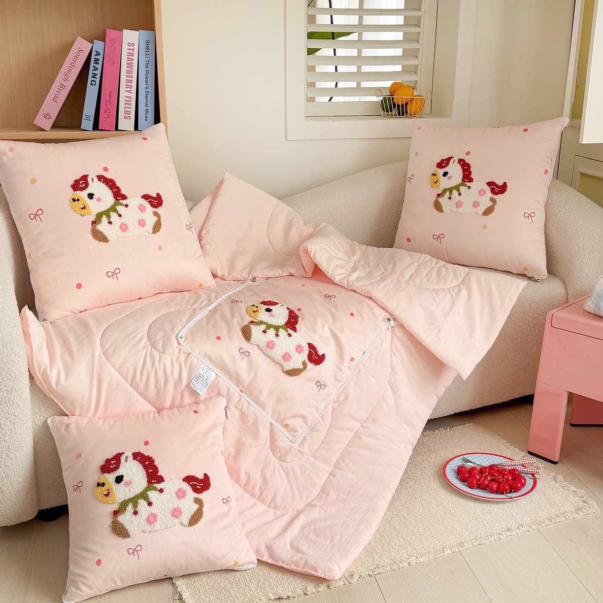 91家纺网 家纺一手货源 找家纺 番茄+ 2026新款ins风卡通毛巾绣抱枕被 甜系小马