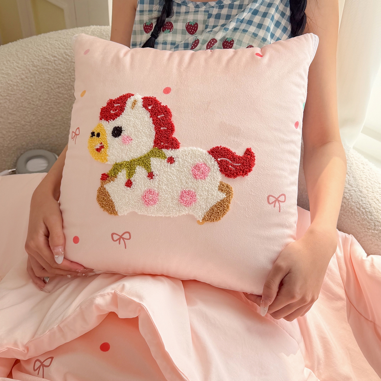 91家纺网 家纺一手货源 找家纺 番茄+ 2026新款ins风卡通毛巾绣抱枕被 甜系小马