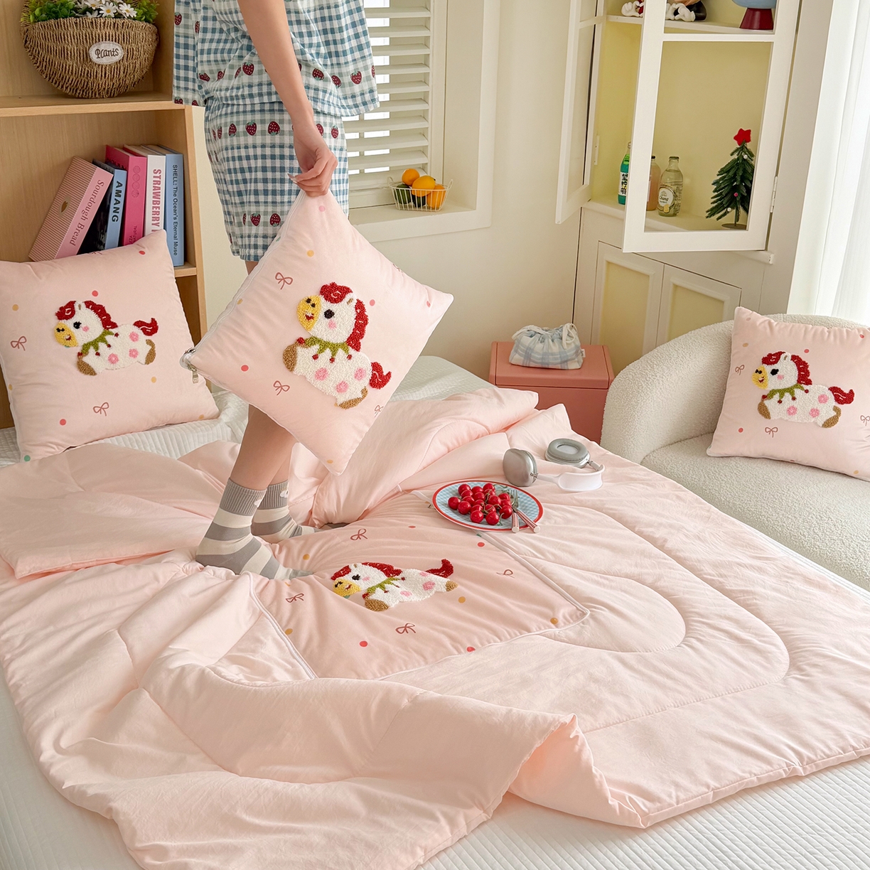 91家纺网 家纺一手货源 找家纺 番茄+ 2026新款ins风卡通毛巾绣抱枕被 甜系小马