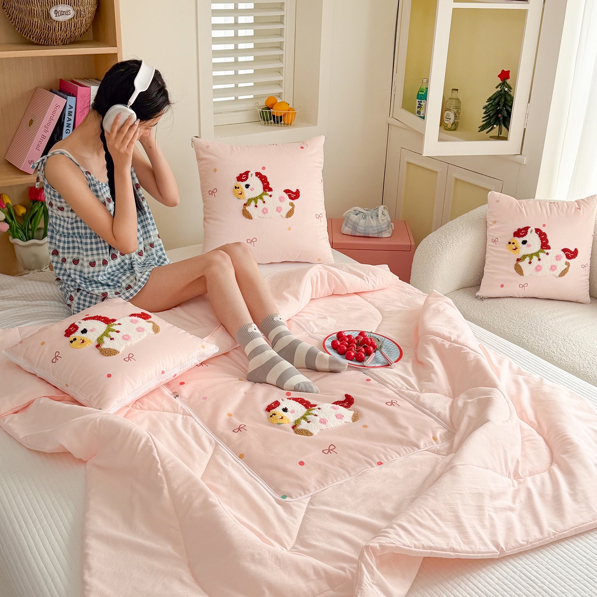 91家纺网 家纺一手货源 找家纺 番茄+ 2026新款ins风卡通毛巾绣抱枕被 甜系小马