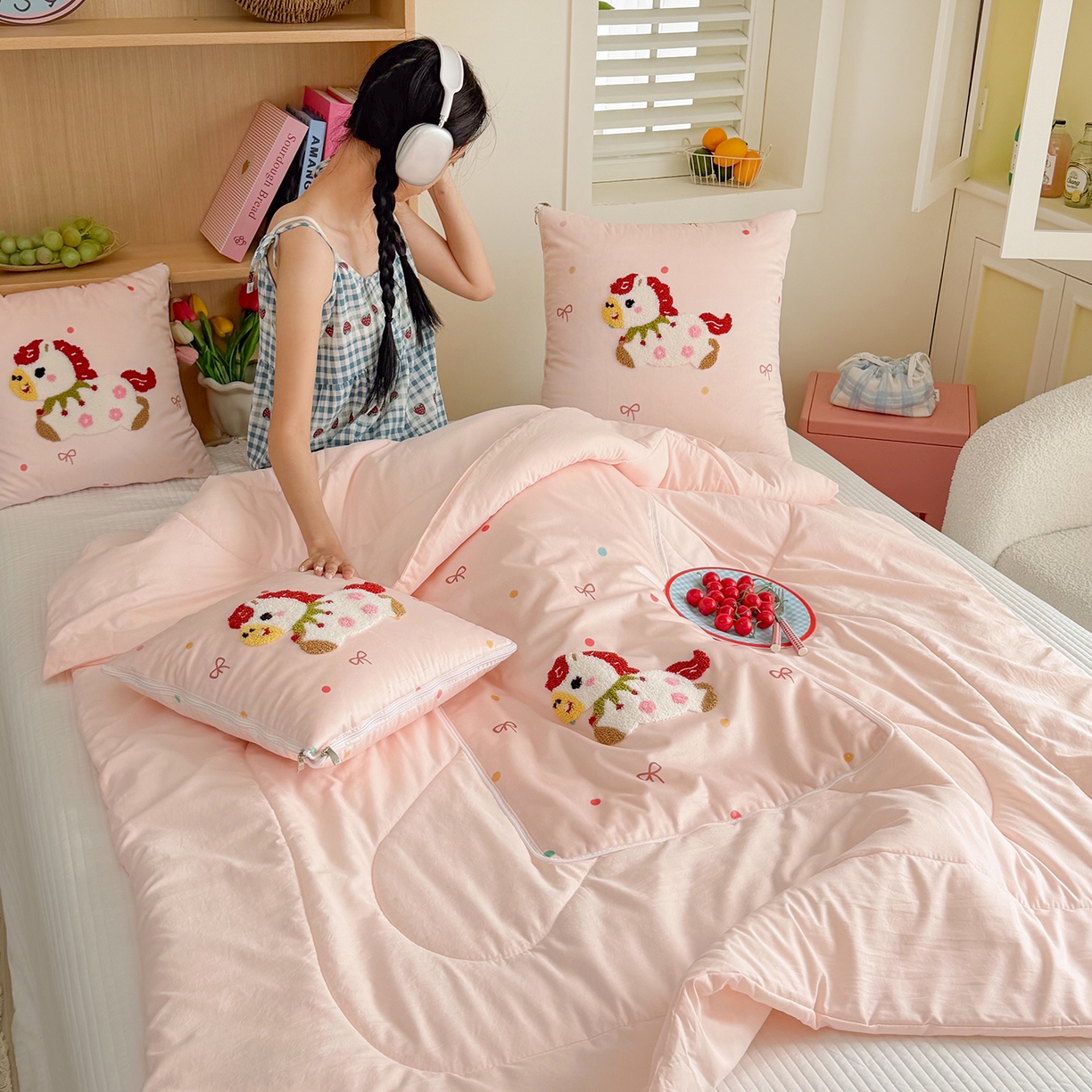 91家纺网 家纺一手货源 找家纺 番茄+ 2026新款ins风卡通毛巾绣抱枕被 甜系小马