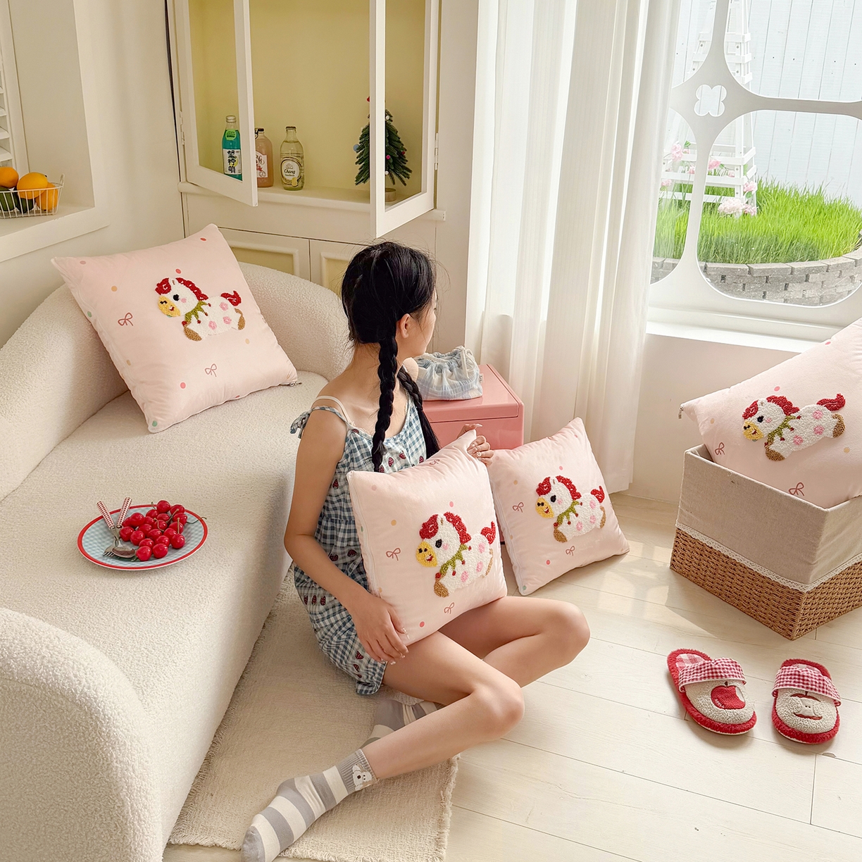 91家纺网 家纺一手货源 找家纺 番茄+ 2026新款ins风卡通毛巾绣抱枕被 甜系小马