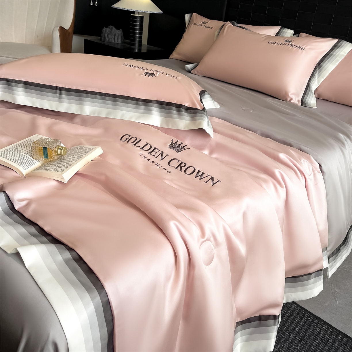 91家纺网 家纺一手货源 找家纺 （总）小久久（小九九） 2026新款水洗冰丝数码宽边刺绣夏被夏凉被空调被-贝拉系列