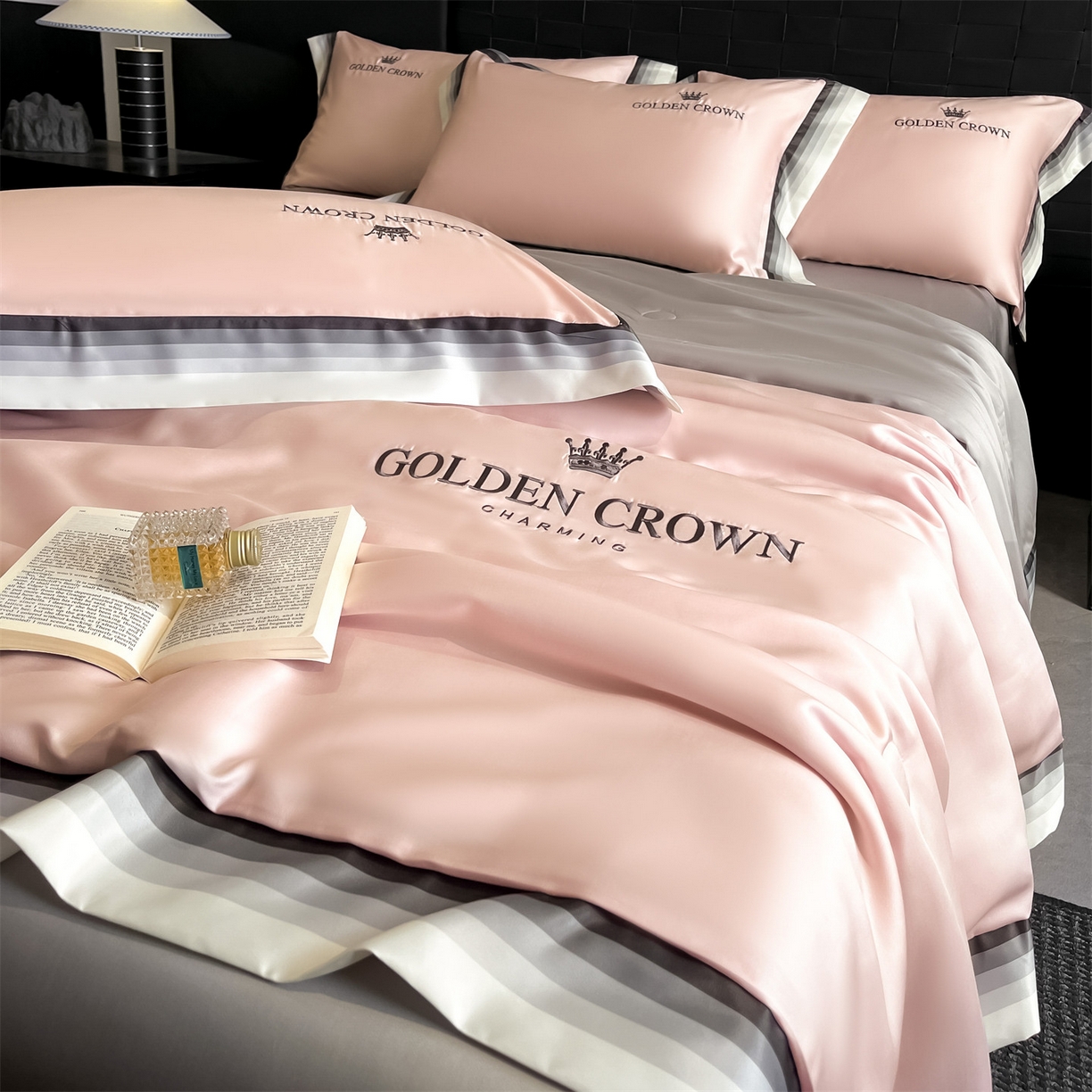 91家纺网 家纺一手货源 找家纺 （总）小久久（小九九） 2026新款水洗冰丝数码宽边刺绣夏被夏凉被空调被-贝拉系列