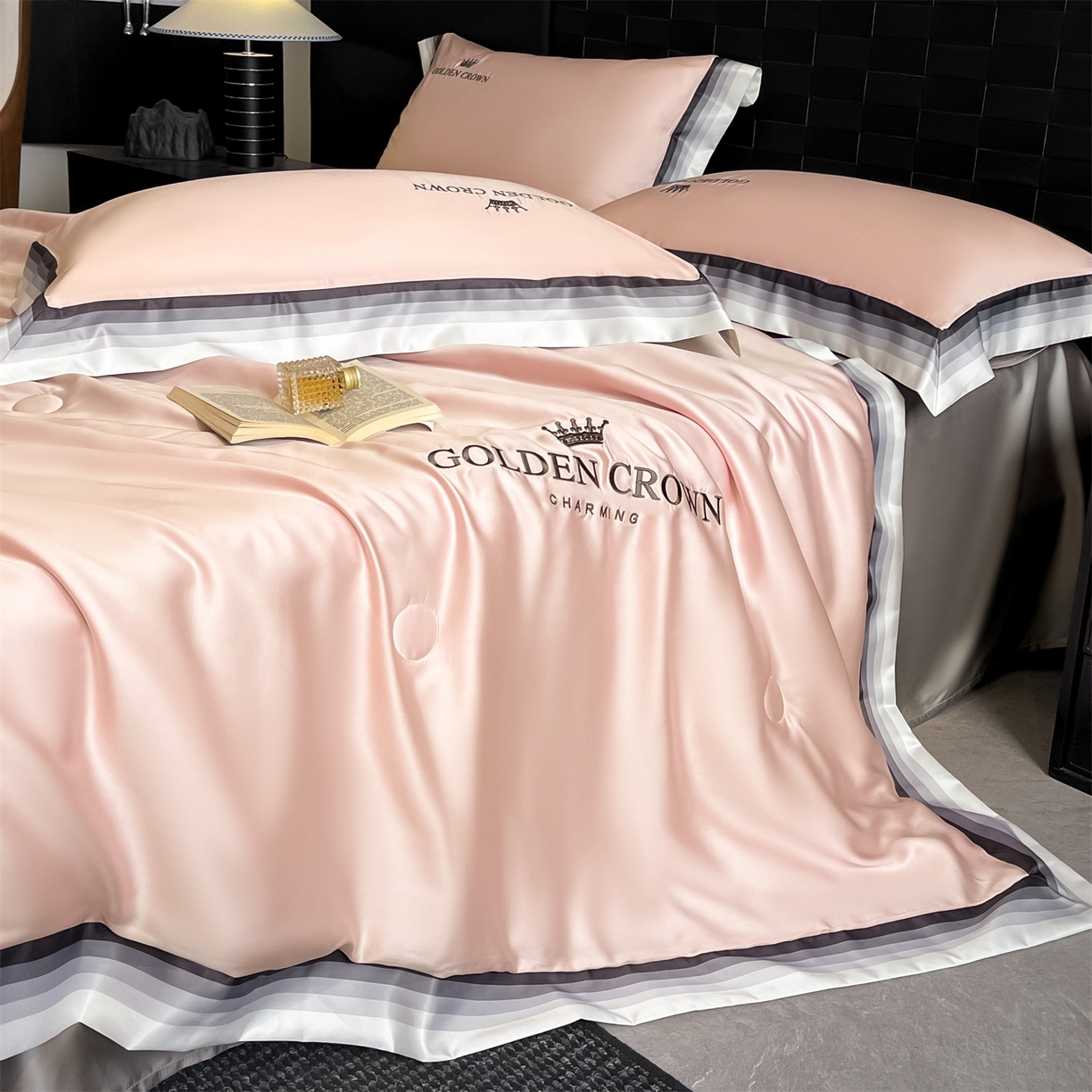 91家纺网 家纺一手货源 找家纺 （总）小久久（小九九） 2026新款水洗冰丝数码宽边刺绣夏被夏凉被空调被-贝拉系列