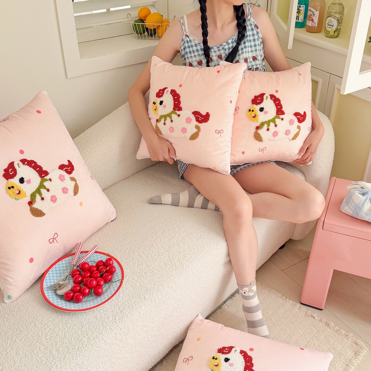 91家纺网 家纺一手货源 找家纺 番茄+ 2026新款ins风卡通毛巾绣抱枕被 甜系小马