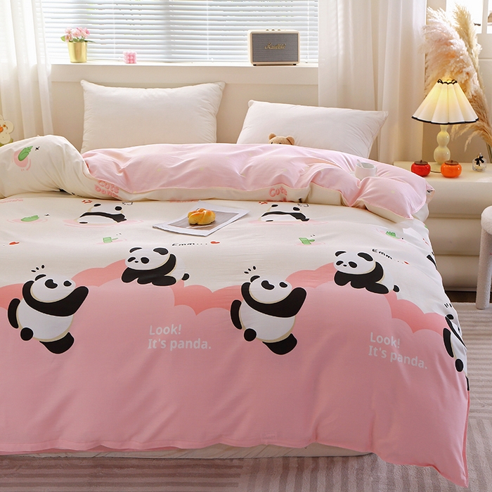 91家纺网 家纺一手货源 找家纺 馨雅家纺 2026新款简欧纯棉印花多规格四件套 熊猫乐园-粉