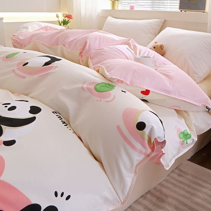 91家纺网 家纺一手货源 找家纺 馨雅家纺 2026新款简欧纯棉印花多规格四件套 熊猫乐园-粉