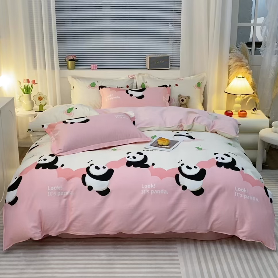 91家纺网 家纺一手货源 找家纺 馨雅家纺 2026新款简欧纯棉印花多规格四件套 熊猫乐园-粉