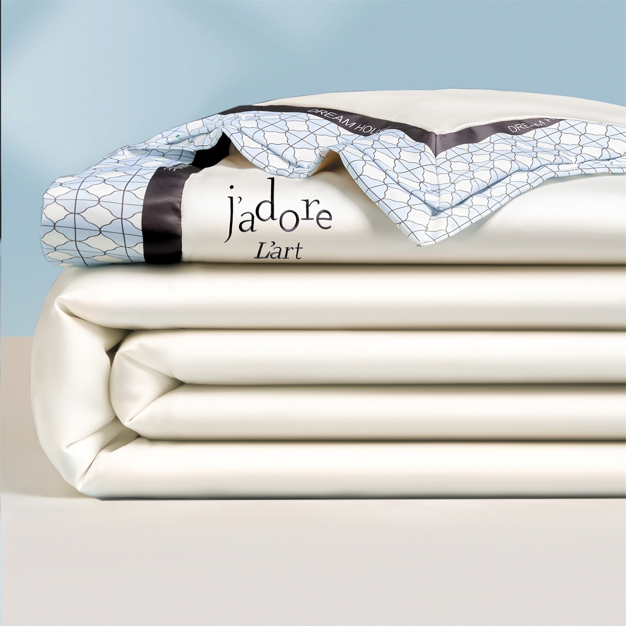 91家纺网 家纺一手货源 找家纺 （总）小久久（小九九） 2026新款水洗冰丝刺绣宽边夏被夏凉被空调被四件套-艾斯系列