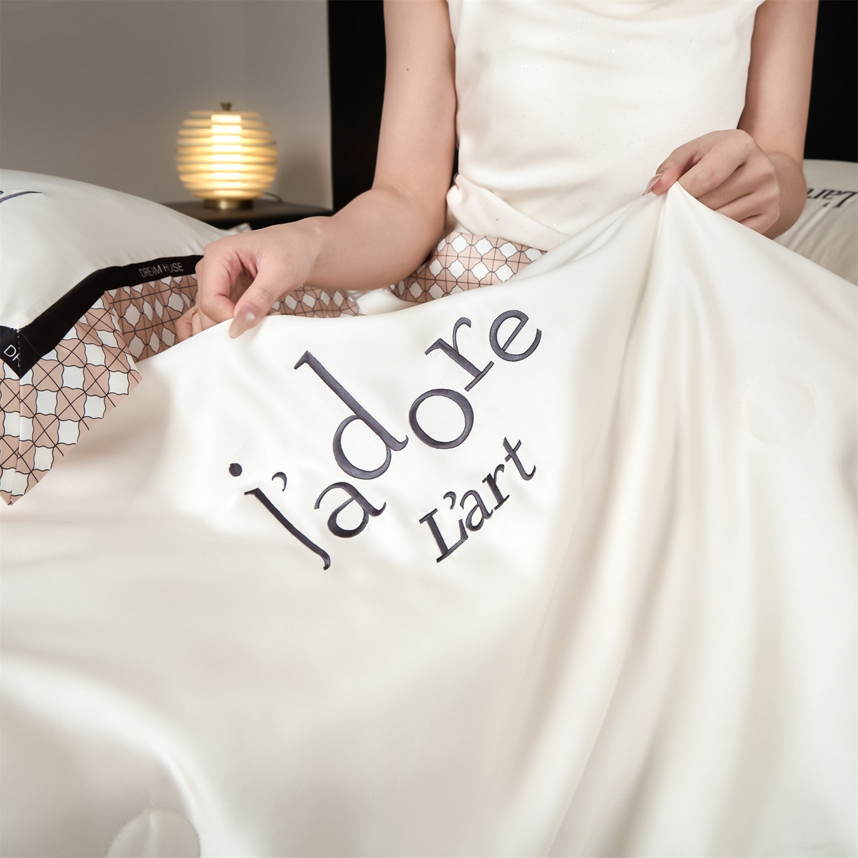 91家纺网 家纺一手货源 找家纺 （总）小久久（小九九） 2026新款水洗冰丝刺绣宽边夏被夏凉被空调被四件套-艾斯系列