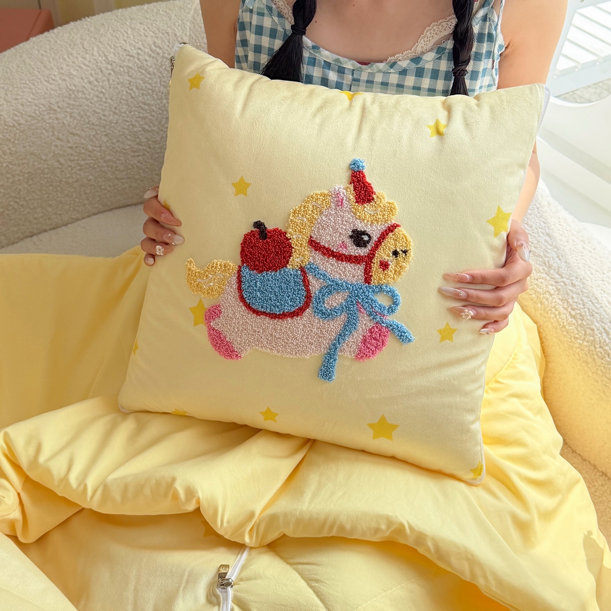 91家纺网 家纺一手货源 找家纺 番茄+ 2026新款ins风卡通毛巾绣抱枕被 星星小马